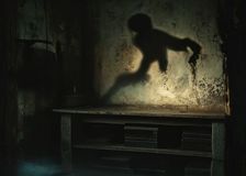 Un juguete de madera antiguo sobre un estante, iluminado con una luz inquietante en una habitación oscura, con una sombra amenazante en la pared