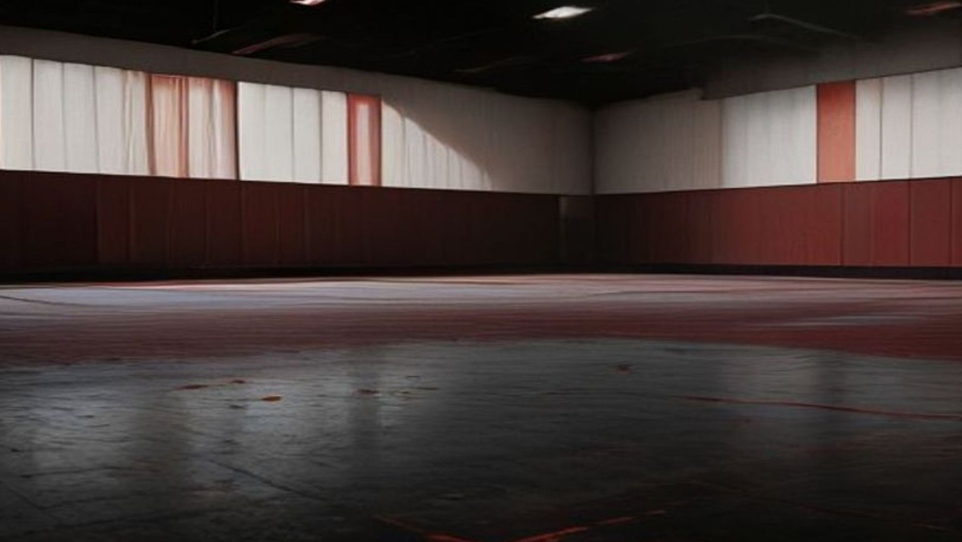 Gimnasio de instituto vacío después de un baile, con sillas volcadas y luz cruda