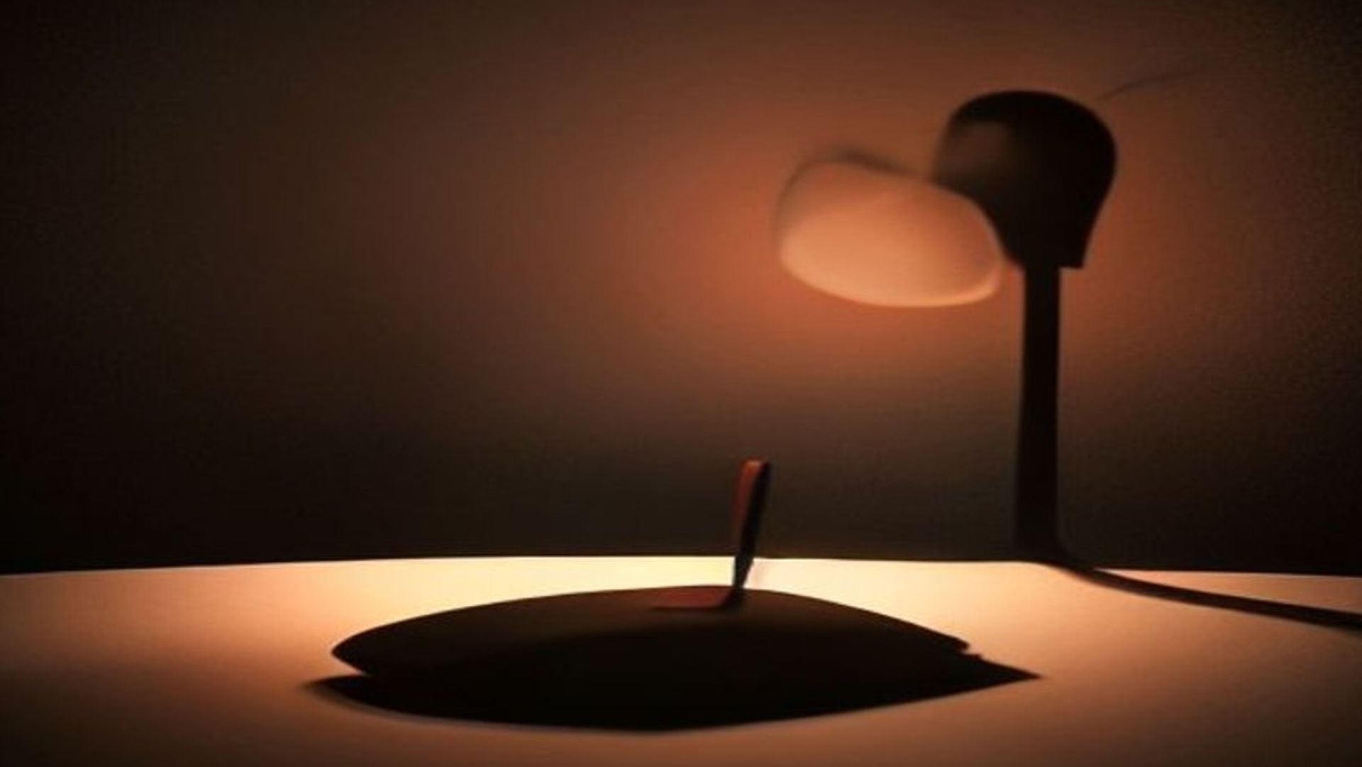 Pilas de libros antiguos en el estudio de un escritor iluminado por una lámpara