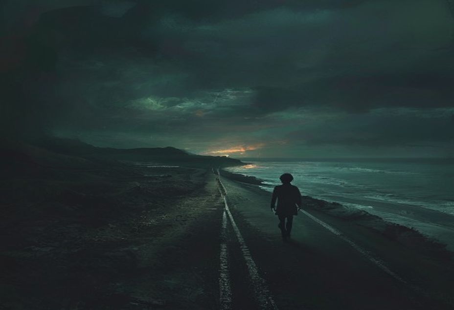 Un niño camina por una carretera costera desolada al atardecer, con un reino de fantasía medieval brillando en el horizonte entre dos mundos