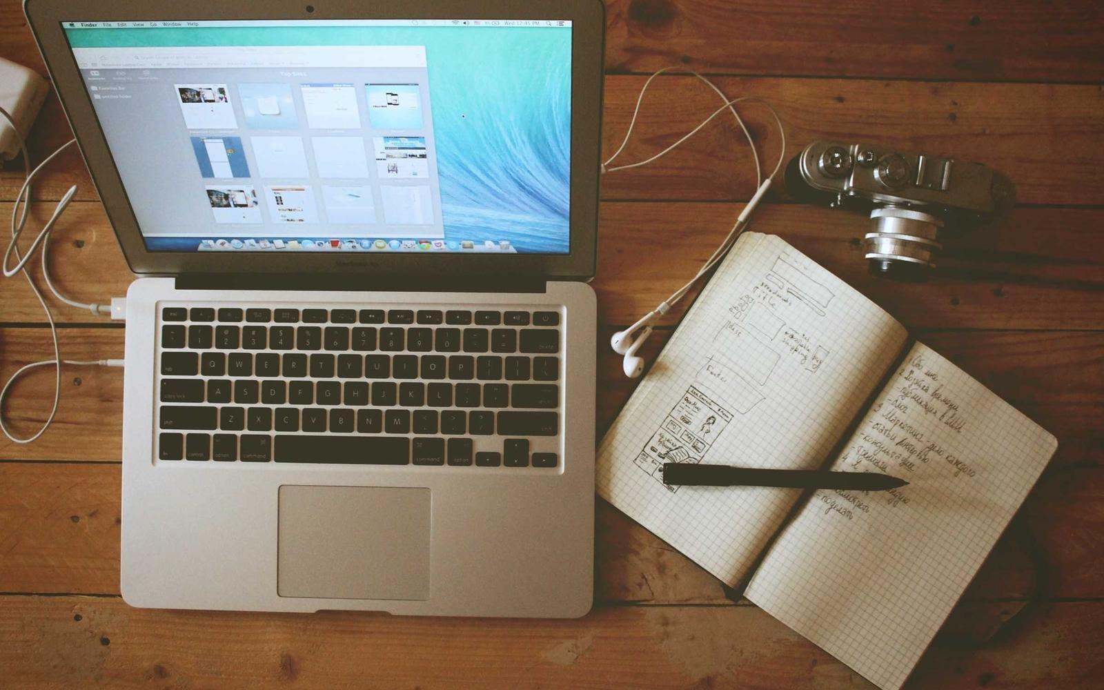 Notebook e caderno de anotações sobre a mesa