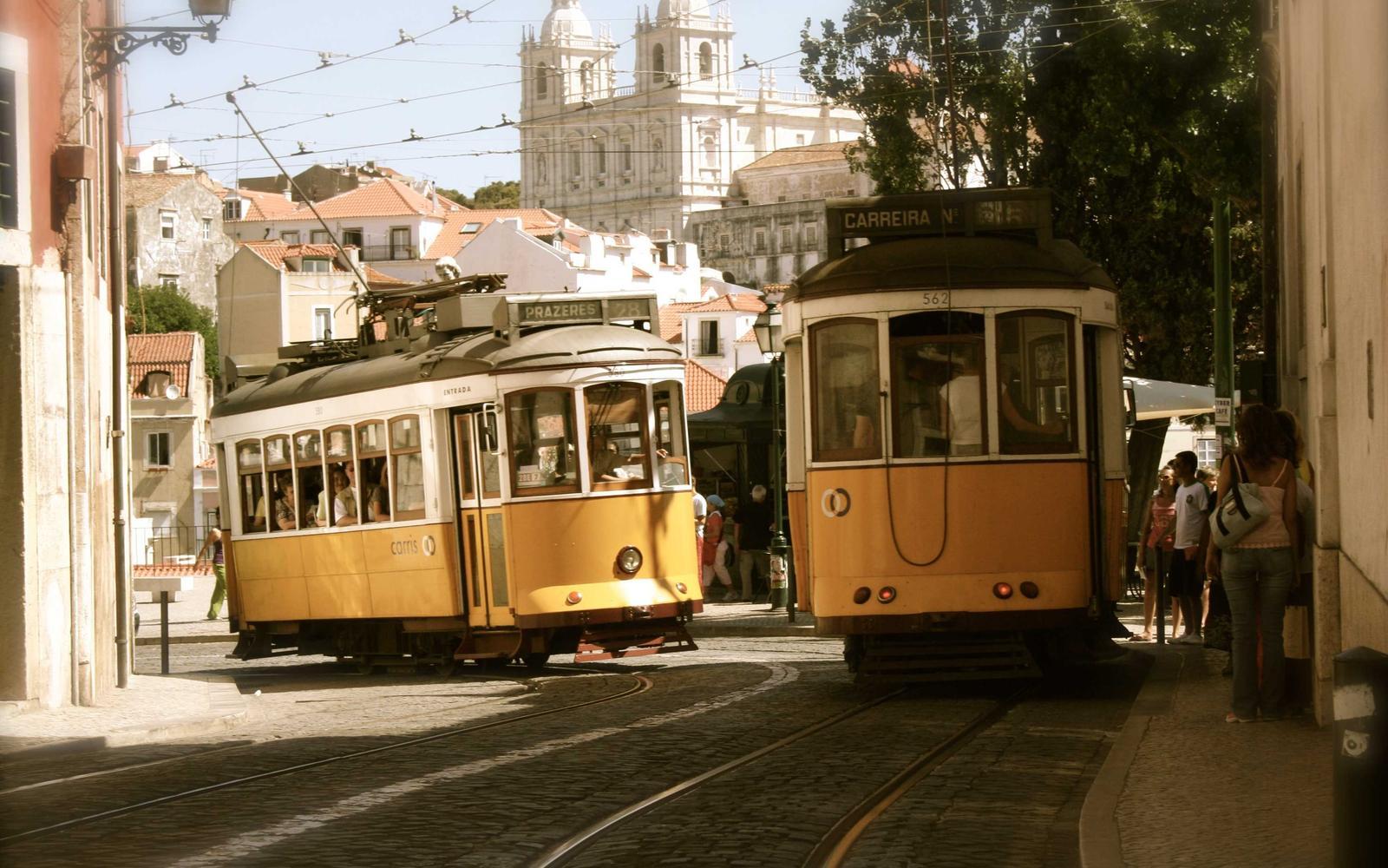 Bonde passando diante de uma igreja no centro histórico