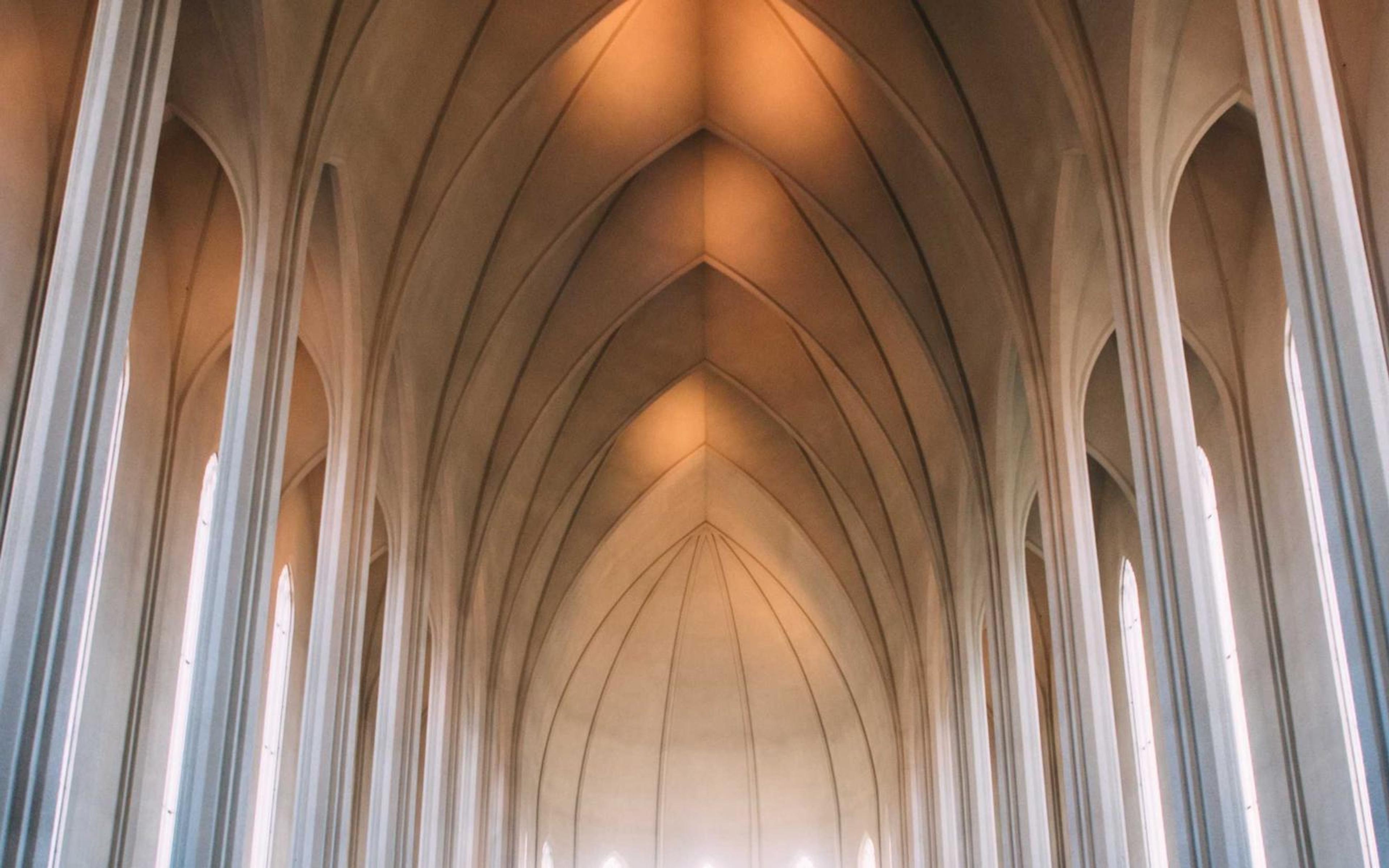 Interior de uma igreja com arcos