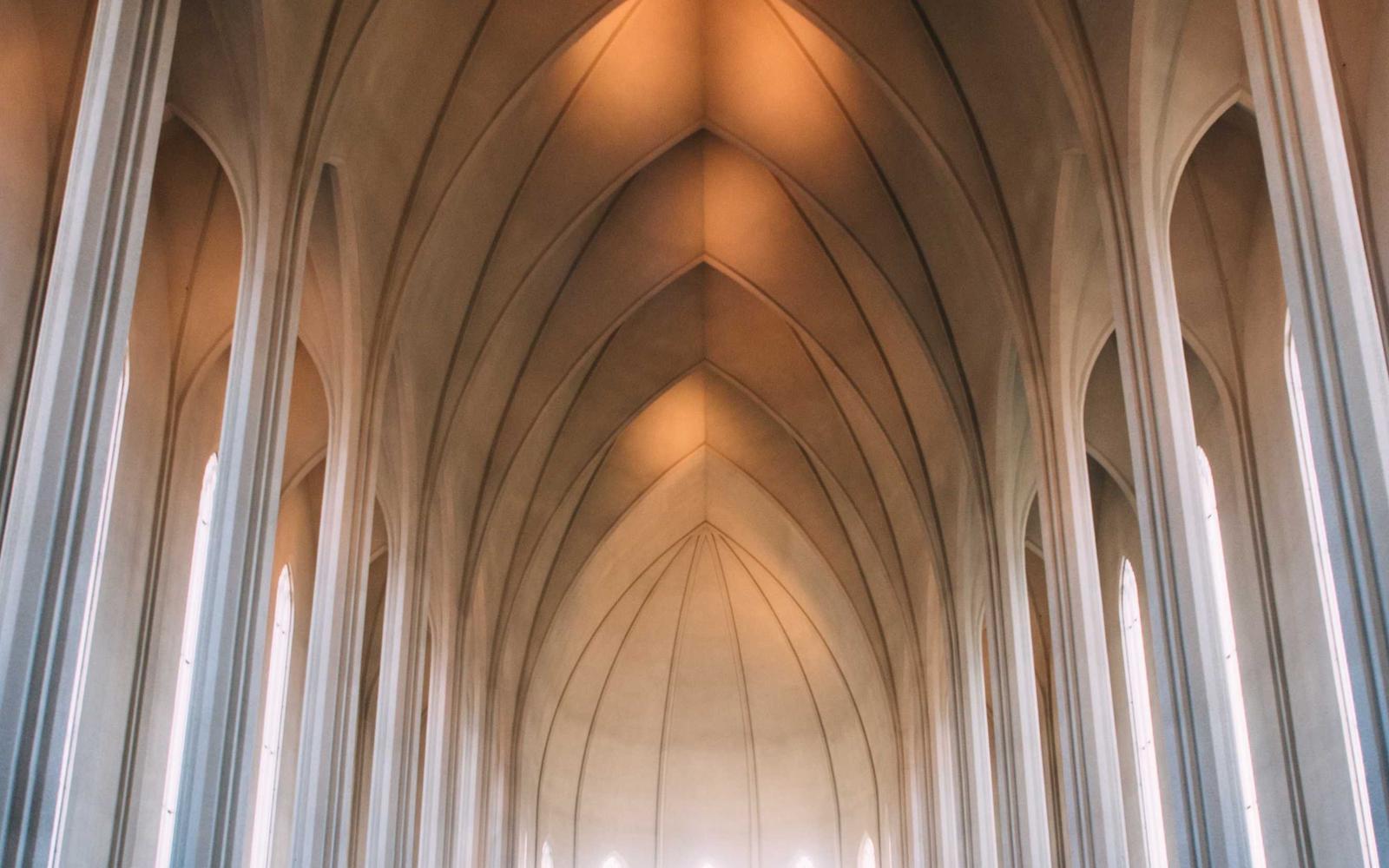 Interior de uma igreja com arcos