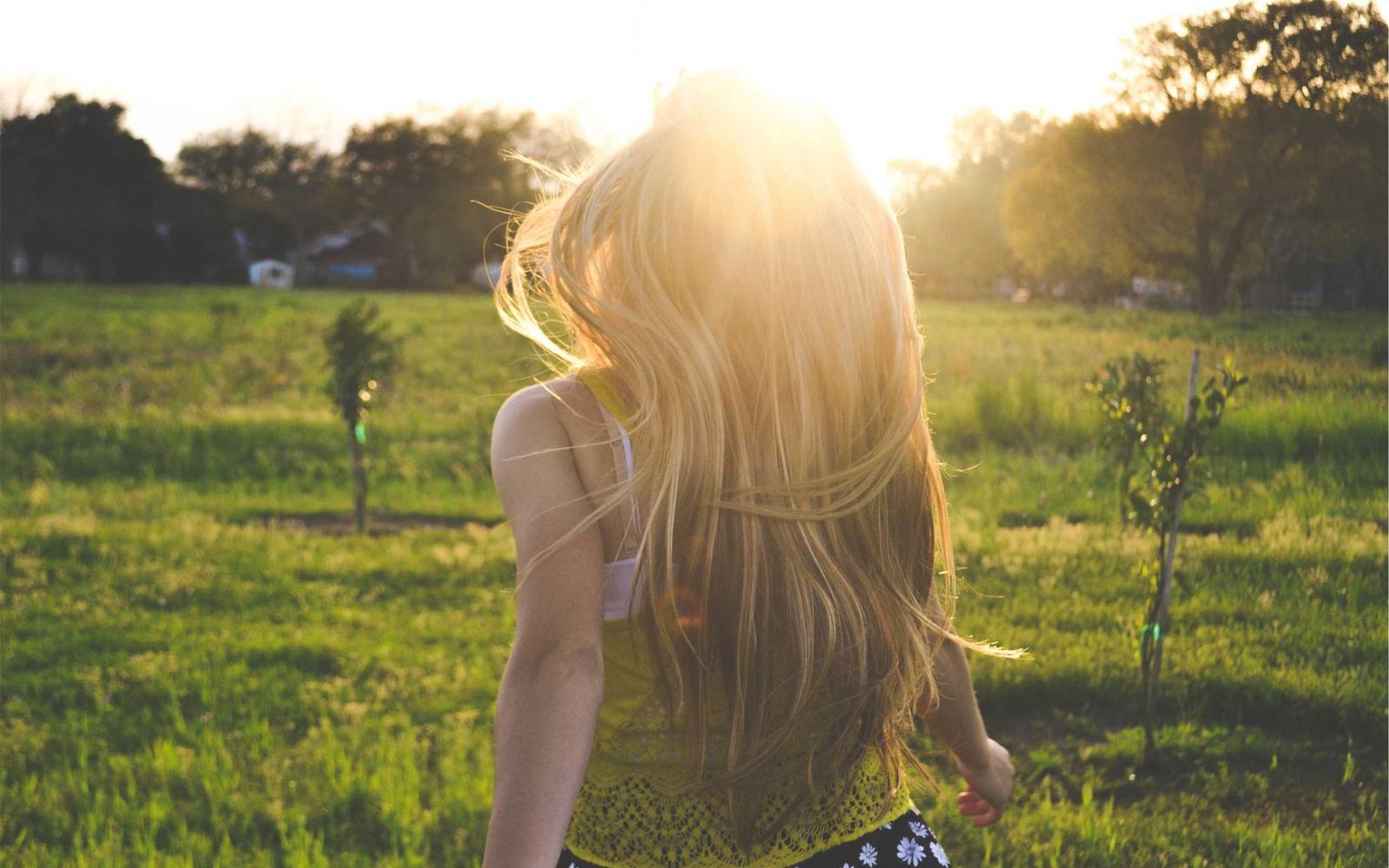 Mulher ao sol em um campo