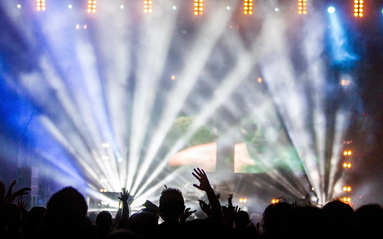Público diante das luzes de um palco
