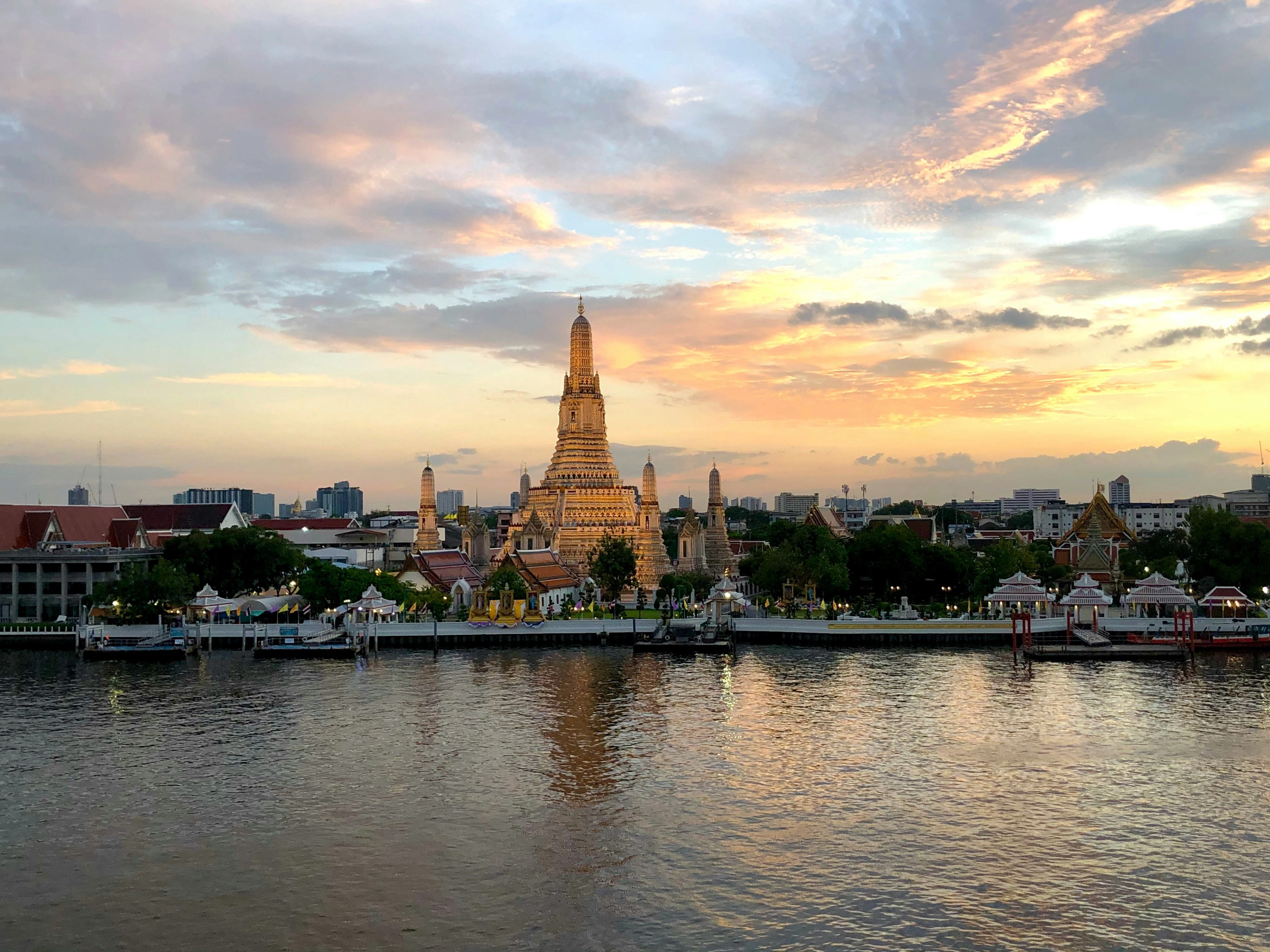 Dawn image of Wat Arun on the banks of the Chao Phraya River in Bangkok