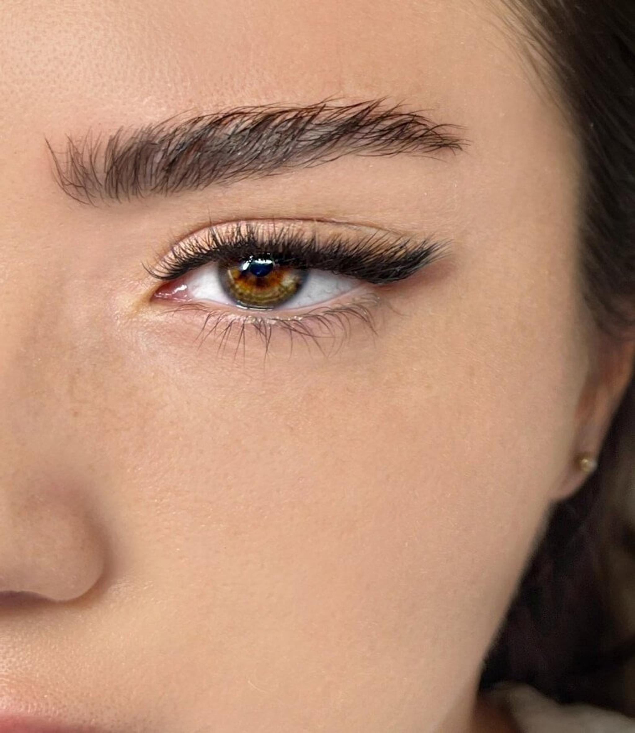 WIMPERNVERLÄNGERUNG