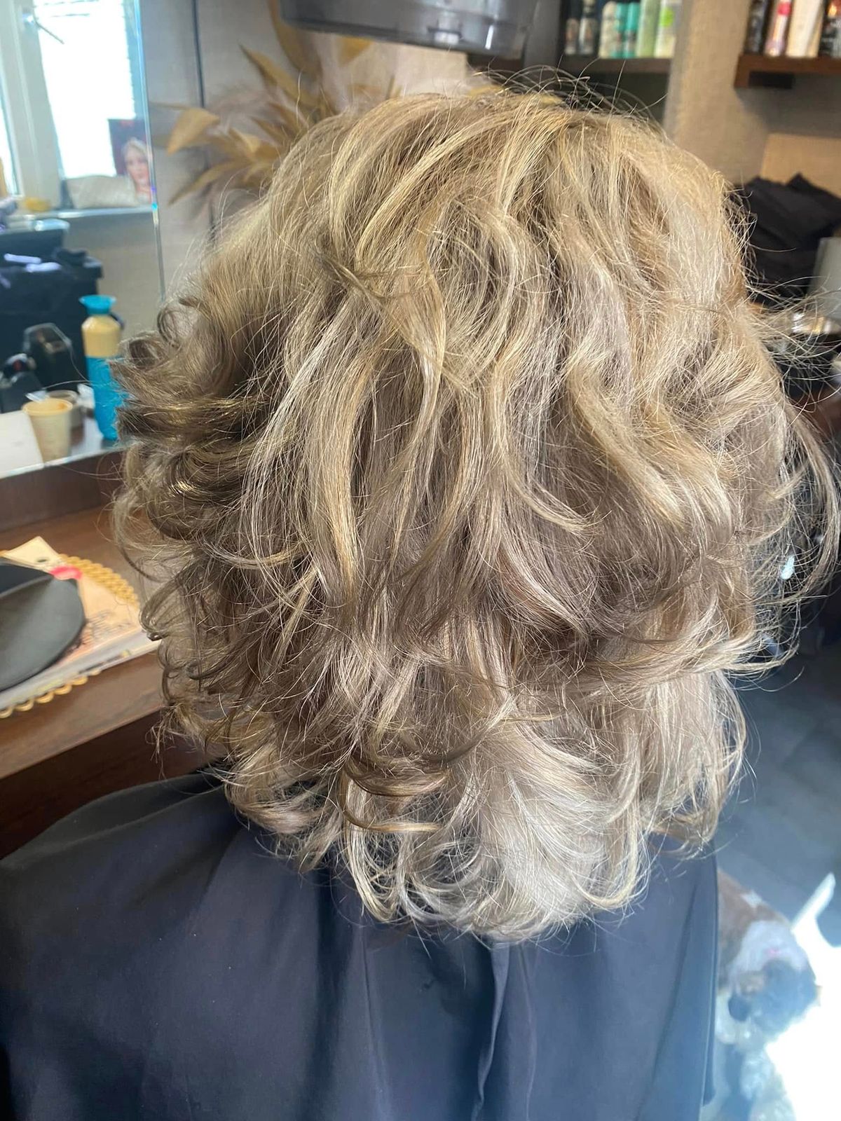 Kapper föhnt haar bij Kapsalon Zen