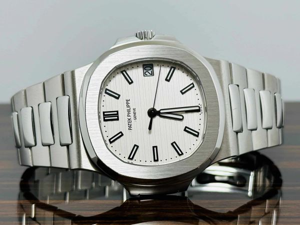 Patek Philippe PATEK PHILIPPE NAUTILUS MINT CONDITION JULY 2016 foto 1