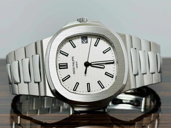 Patek Philippe PATEK PHILIPPE NAUTILUS MINT CONDITION JULY 2016 foto 1