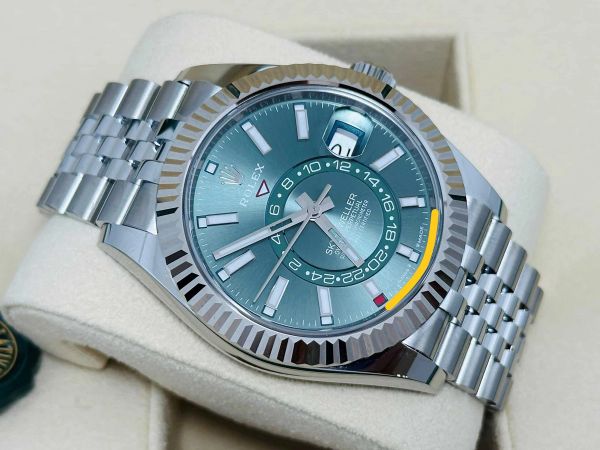 Rolex ROLEX SKY-DWELLER UNWORN NEW JULY 2024 FULL SET foto 1