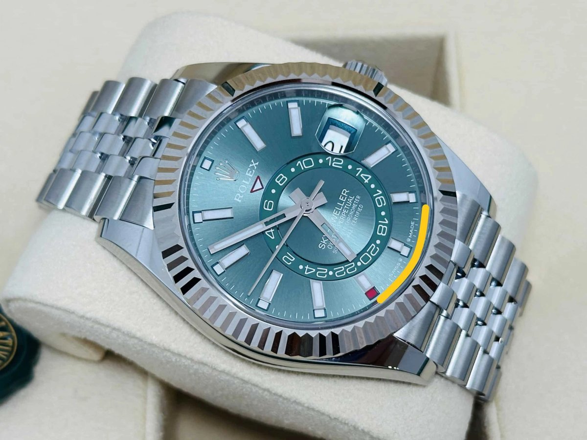 Rolex ROLEX SKY-DWELLER UNWORN NEW JULY 2024 FULL SET foto 1