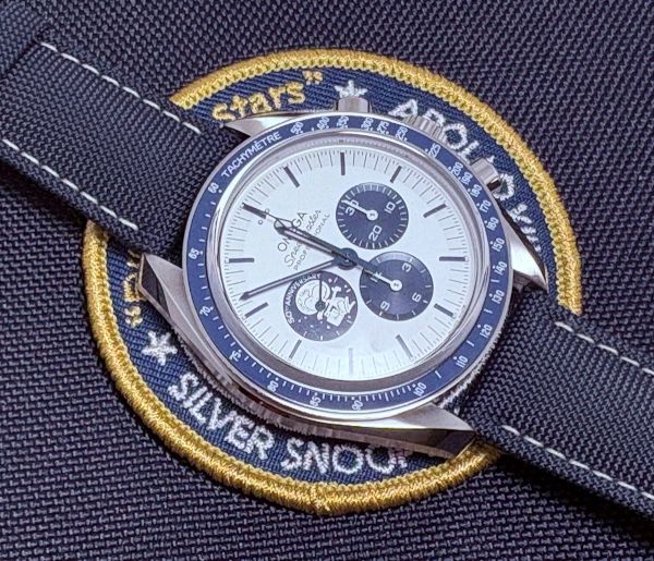Omega OMEGA SPEEDMASTER PROFESSIONAL MOONWATCH UNWORN NEW SEPTEMBER 2024 SILVER SNOOPY AWARD 50th ANNIVERSARY foto 1