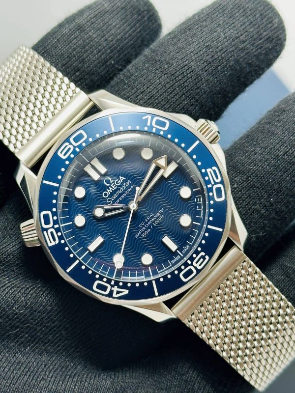 Omega OMEGA SEAMASTER DIVER 300M JAMES BOND 60th ANNIVERSARY UNWORN NEW NOVEMBER 2023 foto 1