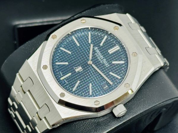 Audemars Piguet AUDEMARS PIGUET ROYAL OAK JUMBO 39mm UNPOLISHED NO SIGNS OF USE 2019 foto 1