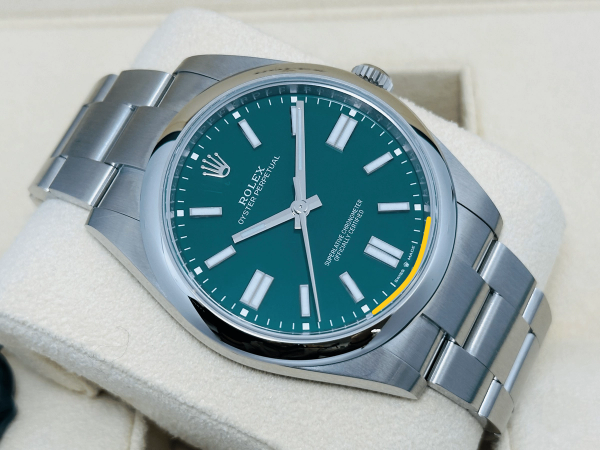 Rolex ROLEX OYSTER PERPETUAL GREEN 41mm UNWORN NEW SEPTEMBER 2024 foto 1