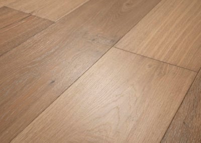Knotty barrel oak floor