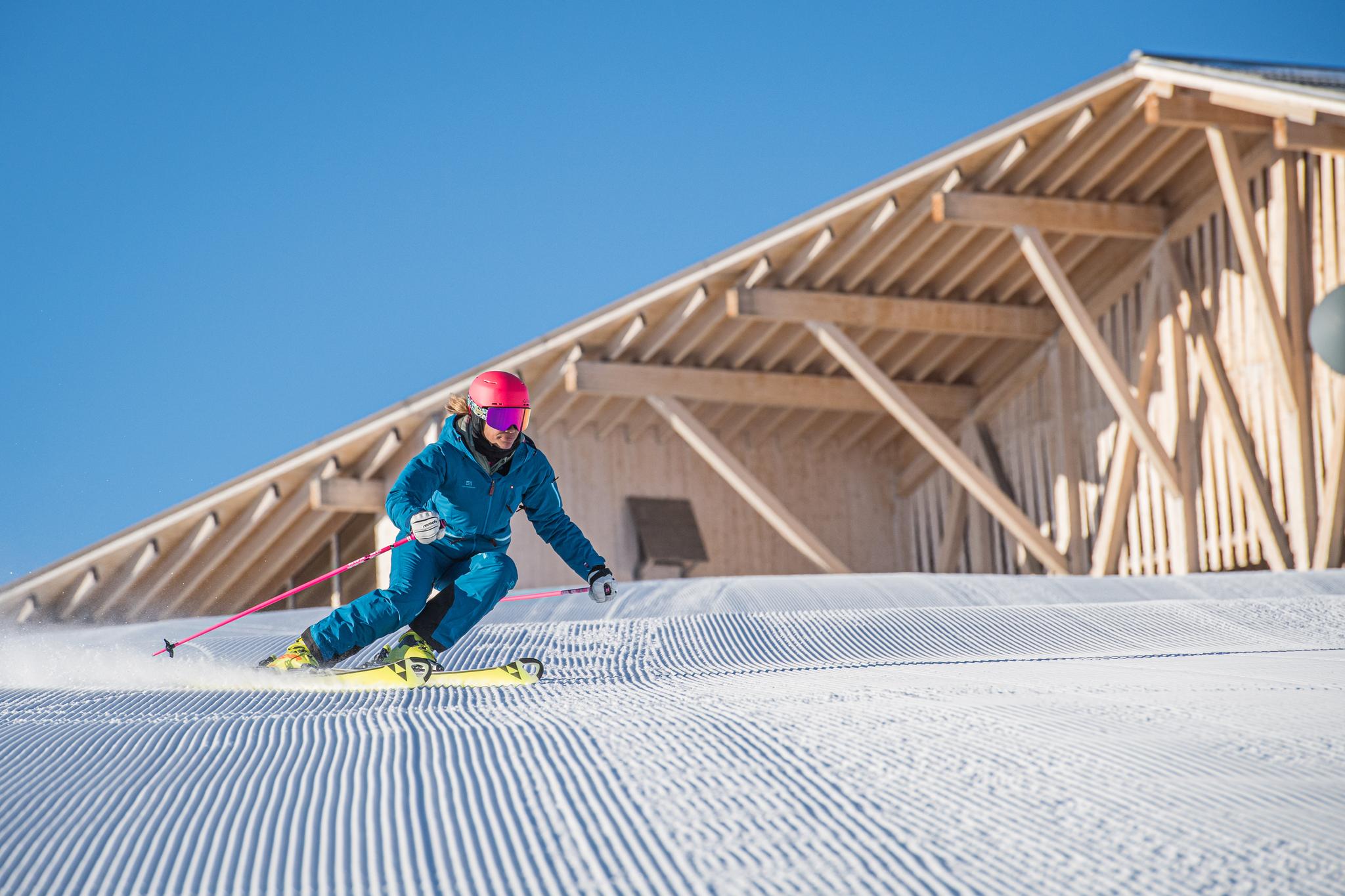 skifahrerin vor gipfelgebäude