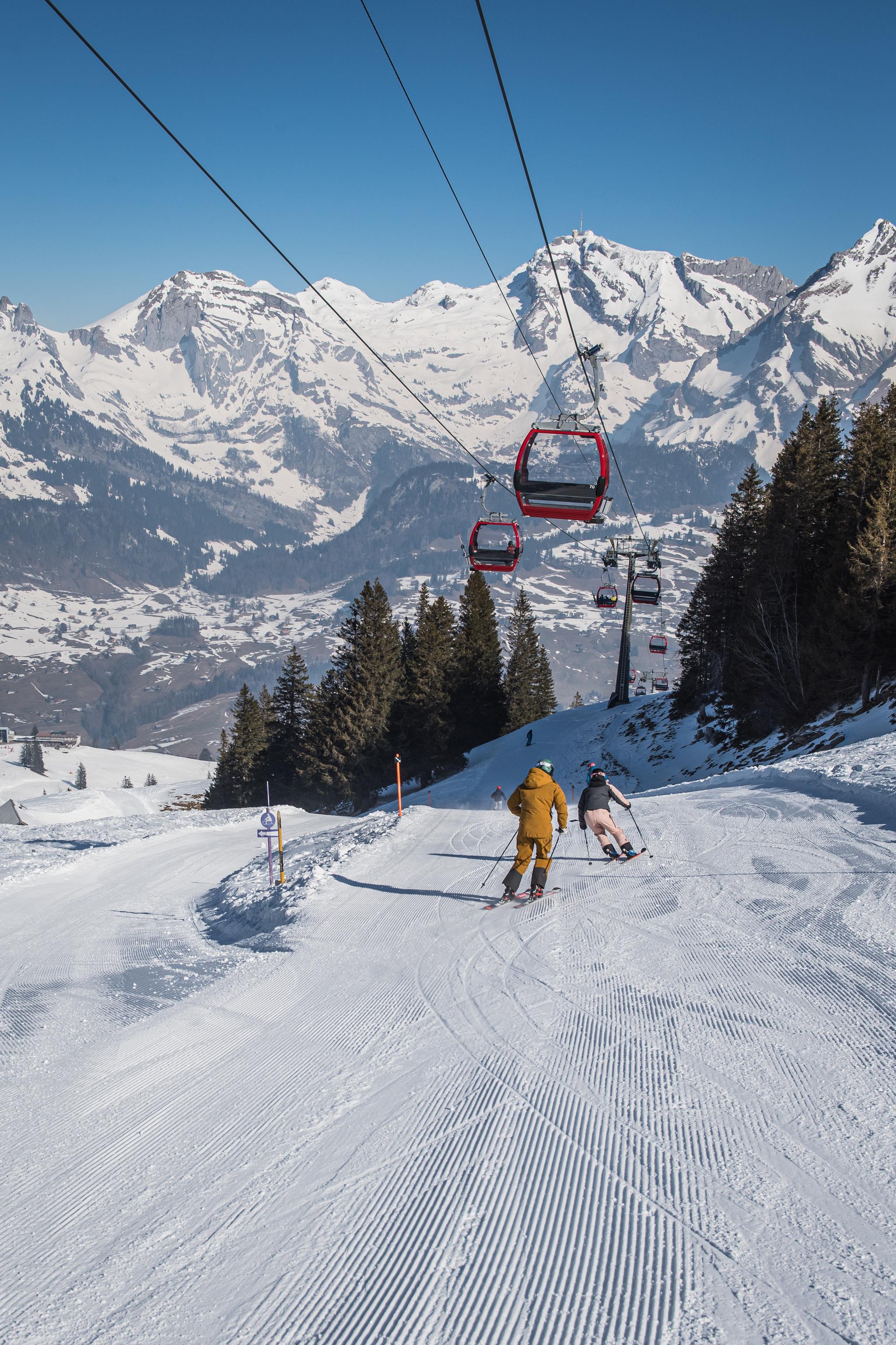 skifahrer unter stöfeli gondel