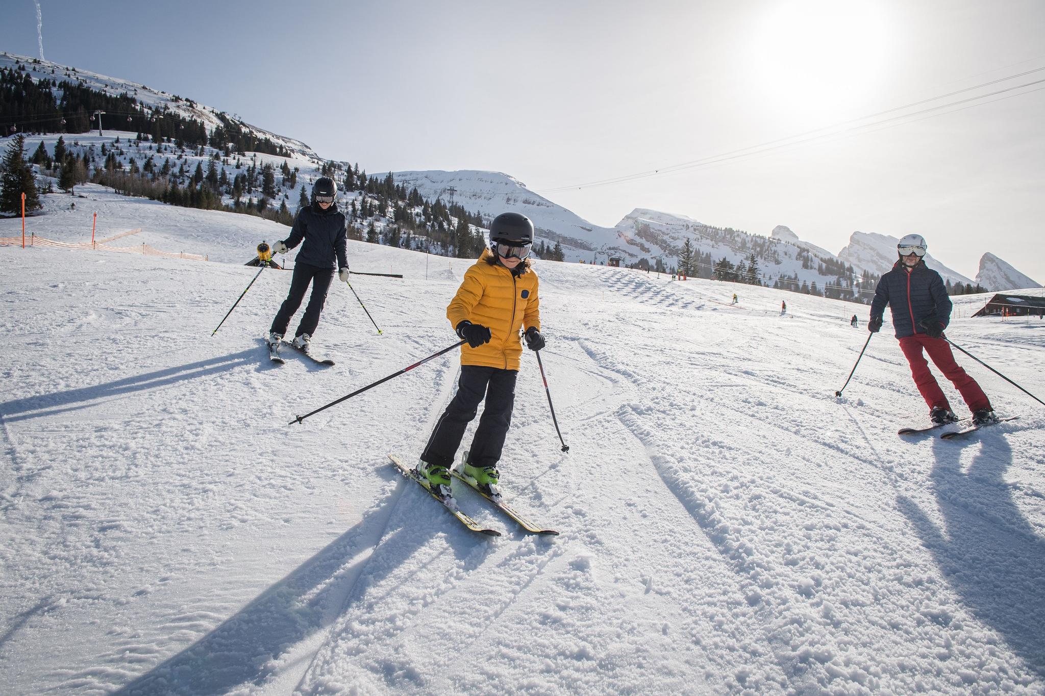 familie am skifahren