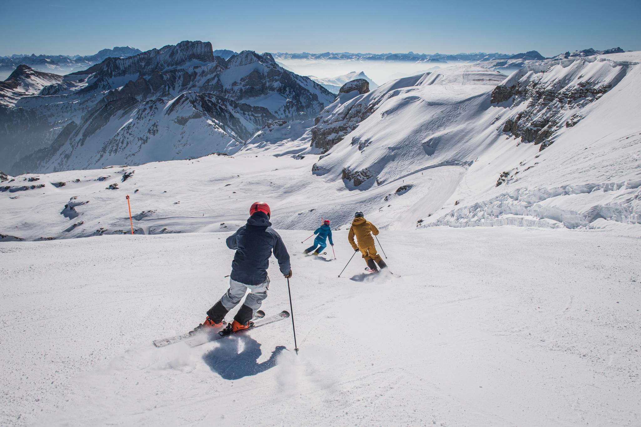 skifahrer in ostabfahrt