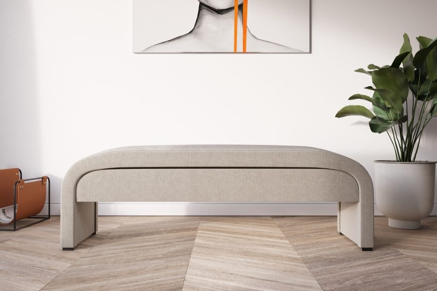 Ława 81715 w jasnej tkaninie w nogach łóżka w sypialni