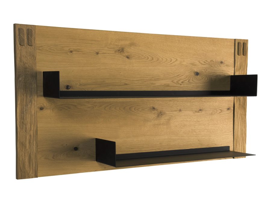 Półka Flinstone F-P2: dębowy panel z dwiema czarnymi metalowymi półkami, ujęcie produktowe, Taranko.