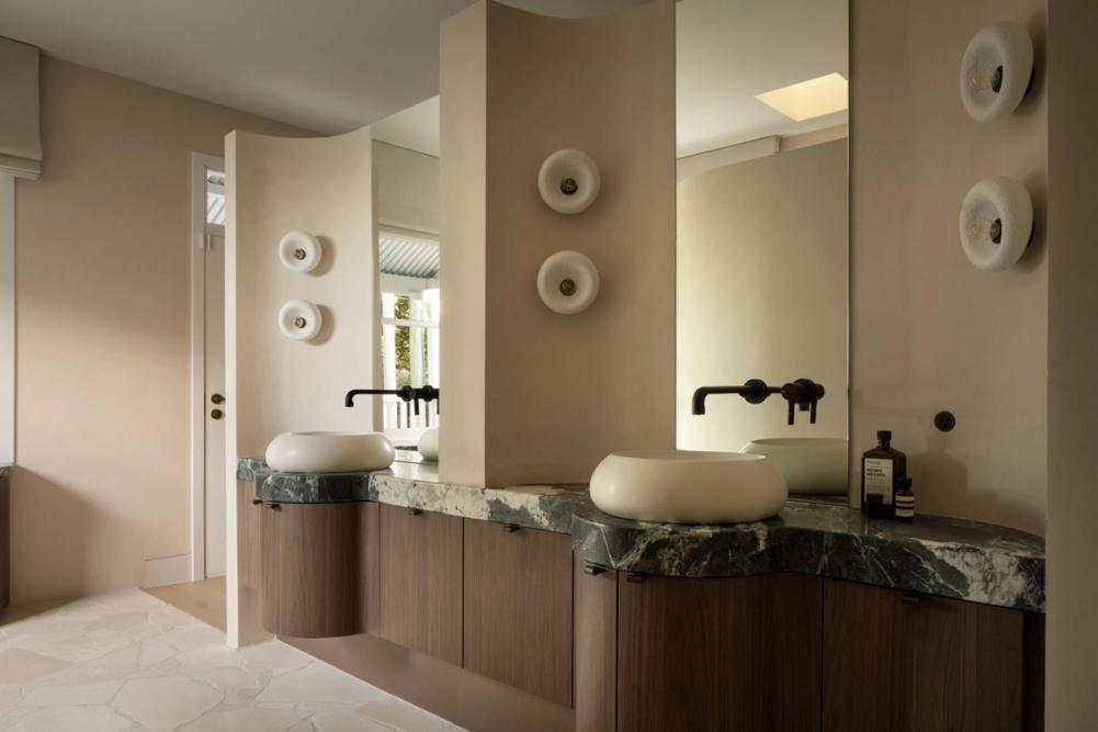 Curves and organic forms in bathroom design