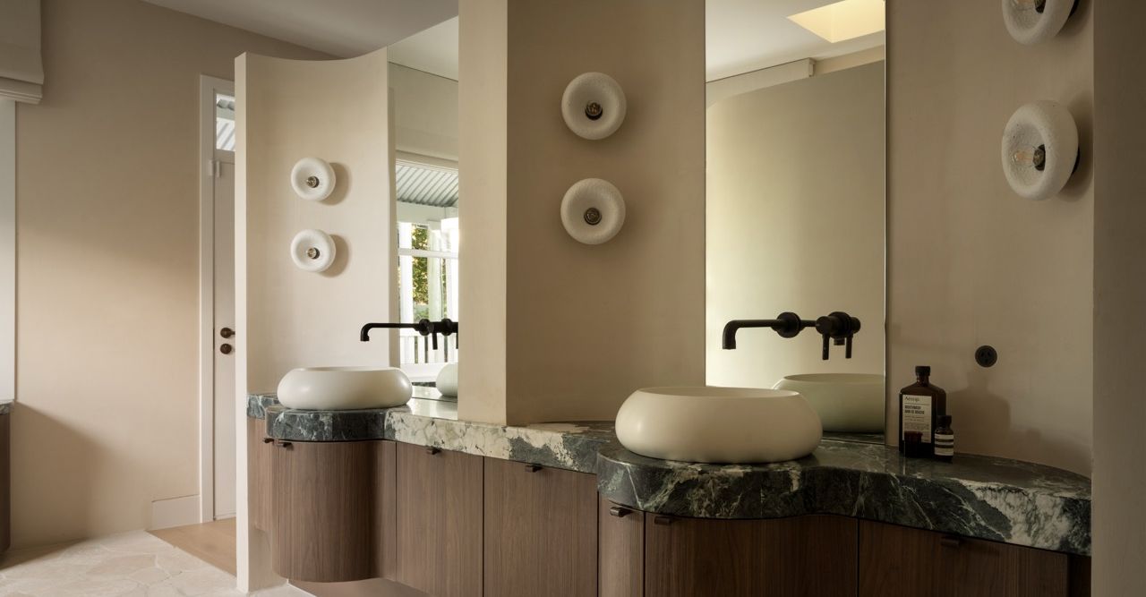 Curves and organic forms in bathroom design
