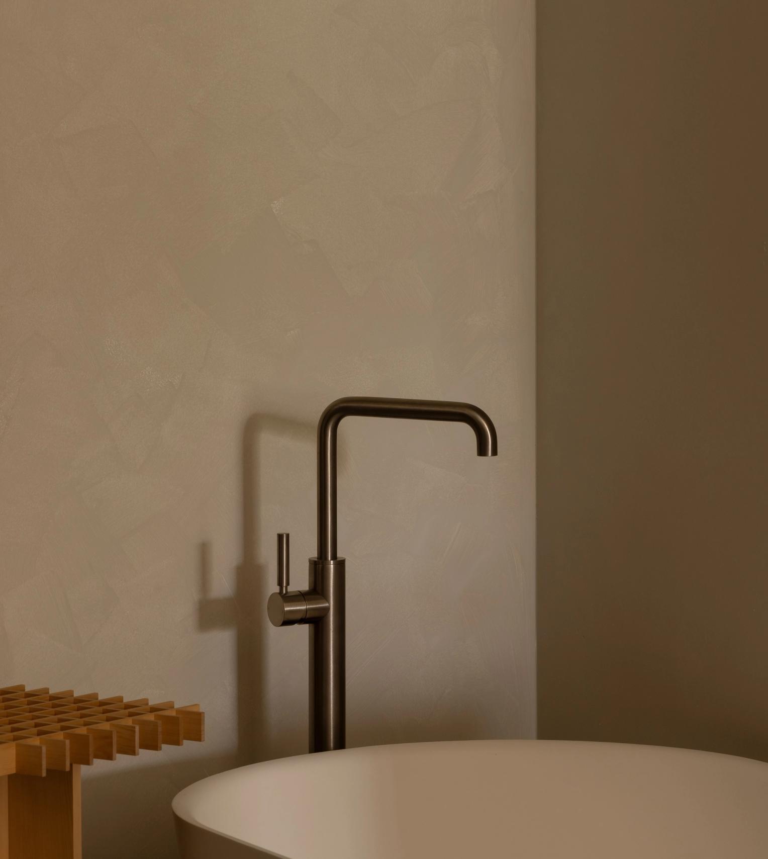 Freestanding bath filler in bronze finish