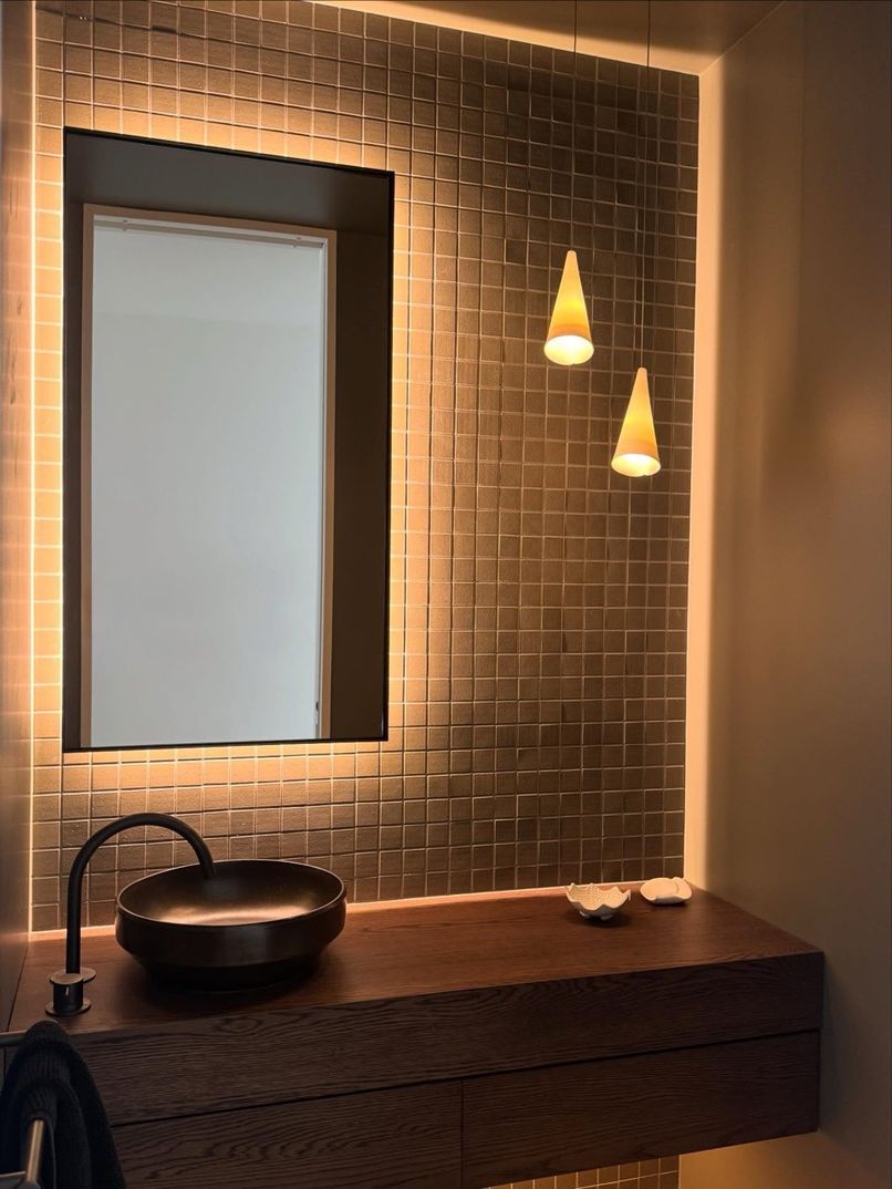 Smart technology in bathrooms - mirror lighting