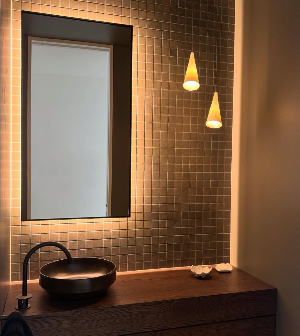 Smart technology in bathrooms - mirror lighting