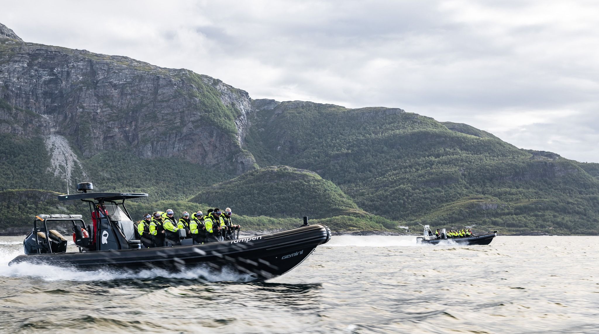 To RIB båter kjører på vannet i fart