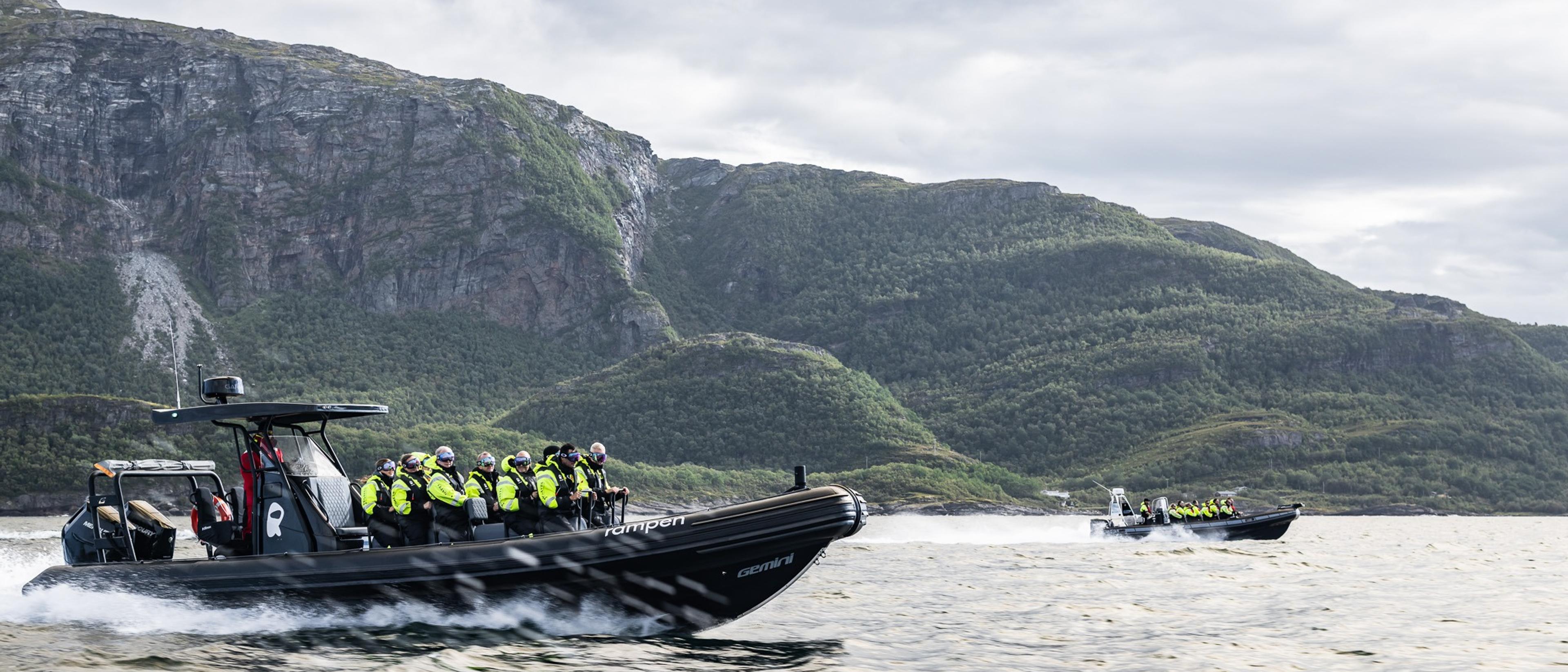 To RIB båter kjører på vannet i fart