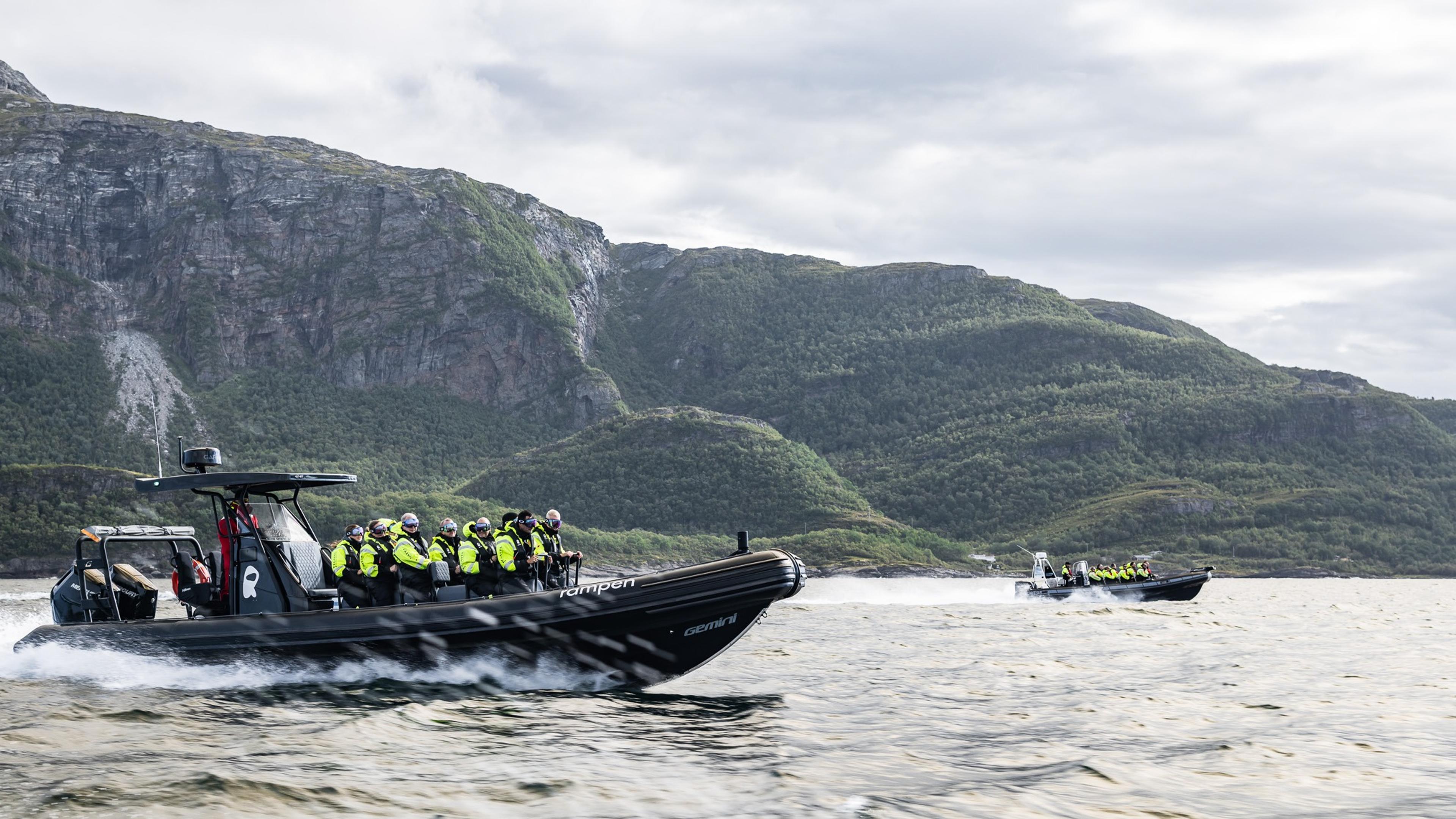 To RIB båter kjører på vannet i fart