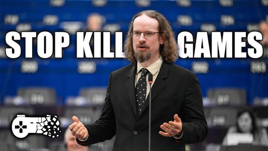 Ross Scott mentre parla al Parlamento Europeo in merito all'iniziativa "Stop Killing Games".