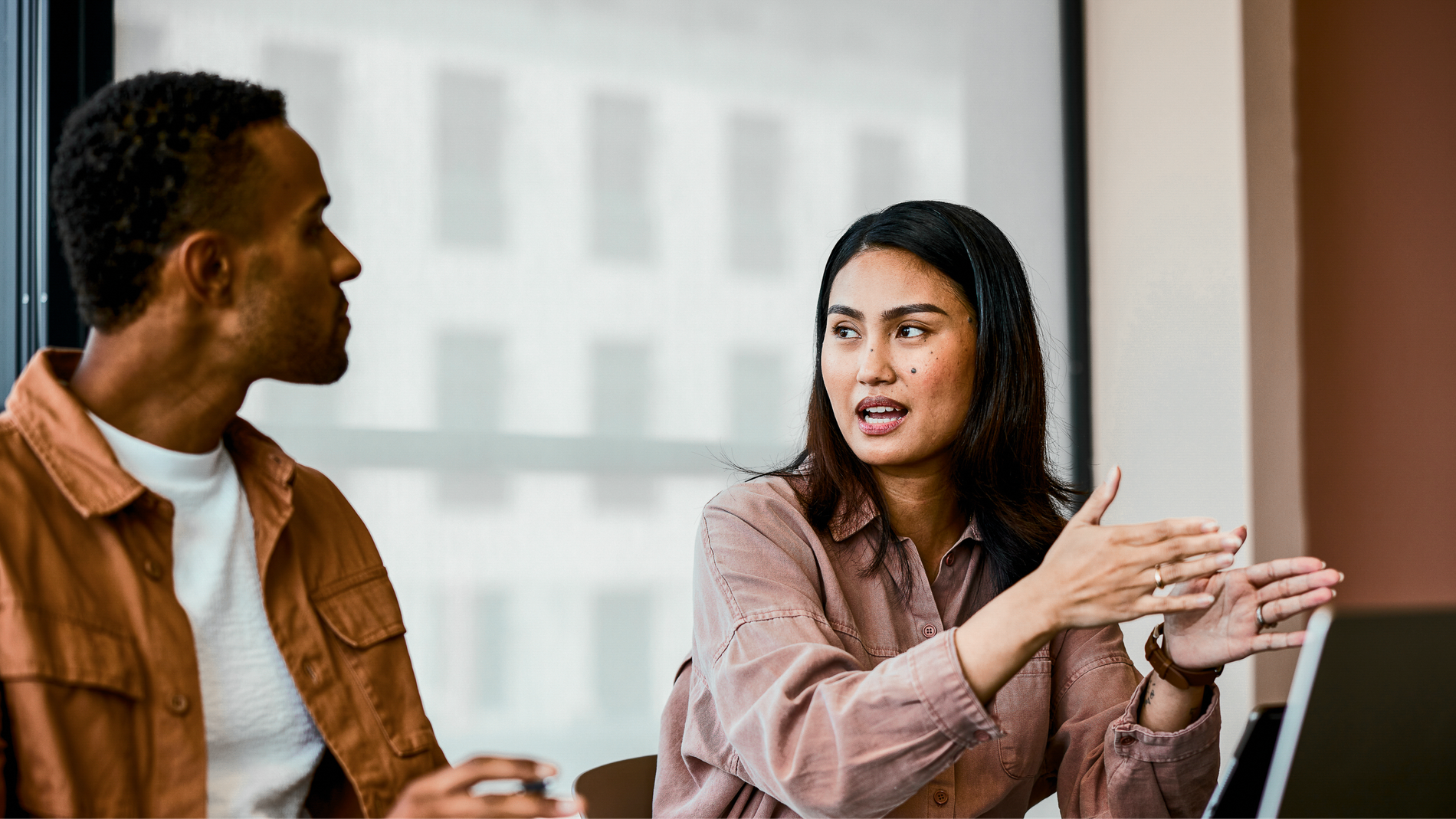 Colleagues having a discussion in an office.