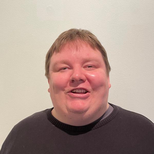 Portrettbilde av en smilende Stian Snoen