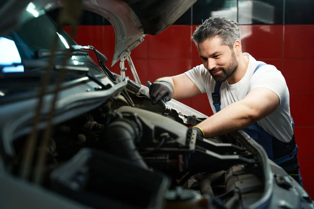 Professional AutoChain garage employee working with customers, showcasing excellent customer service and modern workshop environment
