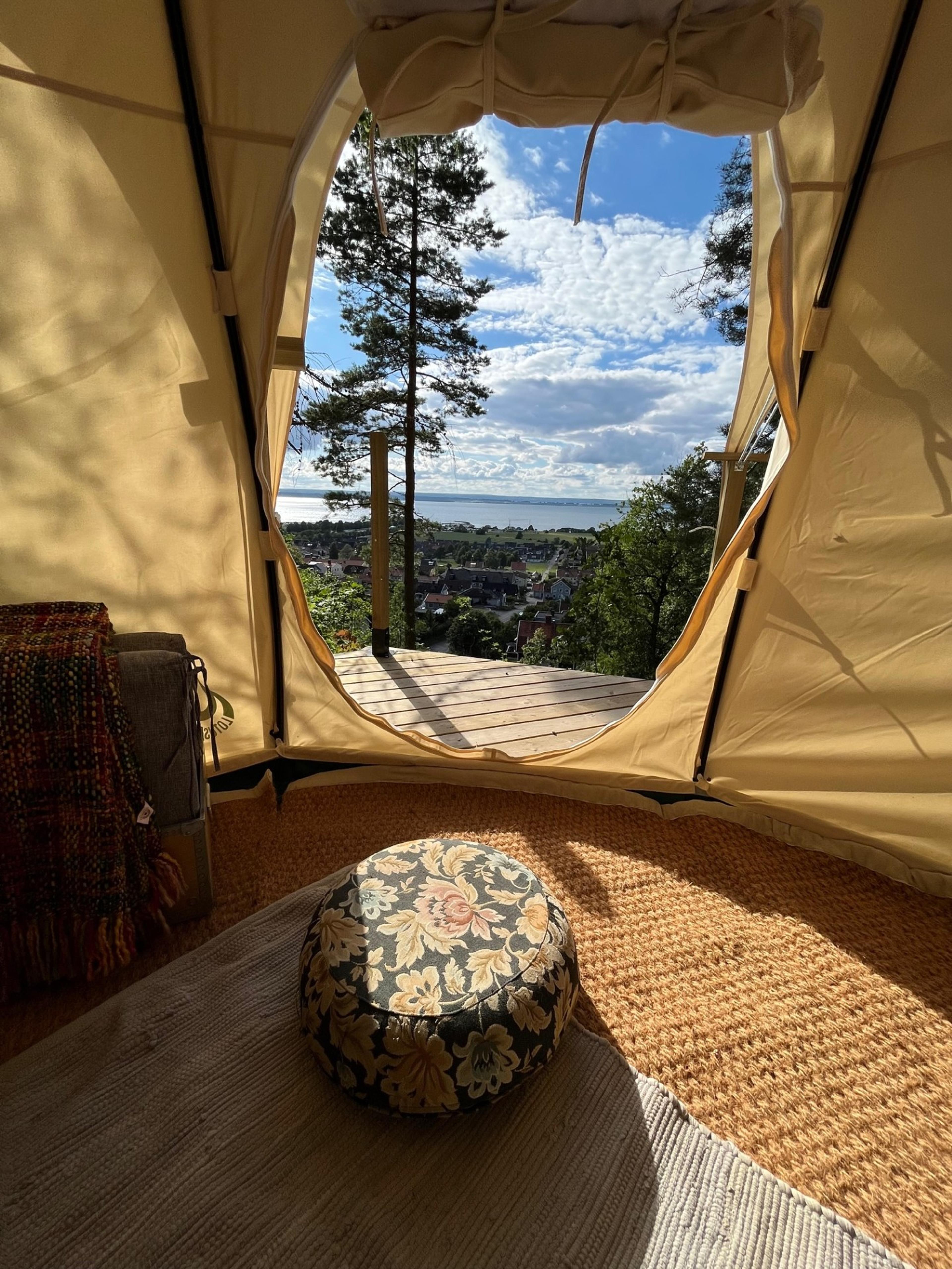 Luxurious glamping tent Klinten at Gränna Glamping with forest views