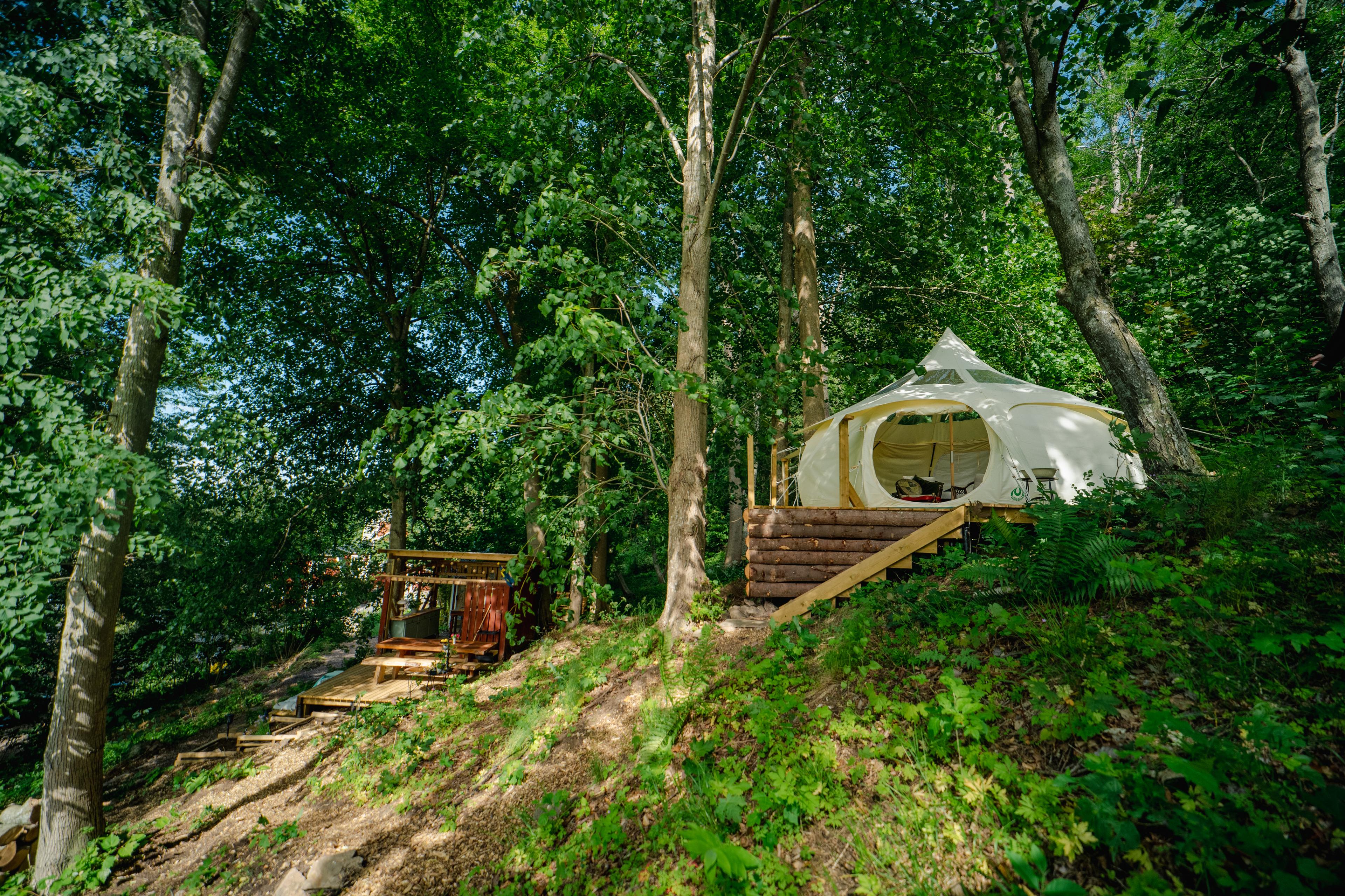 Luxurious tent Höjden at Gränna Glamping surrounded by nature