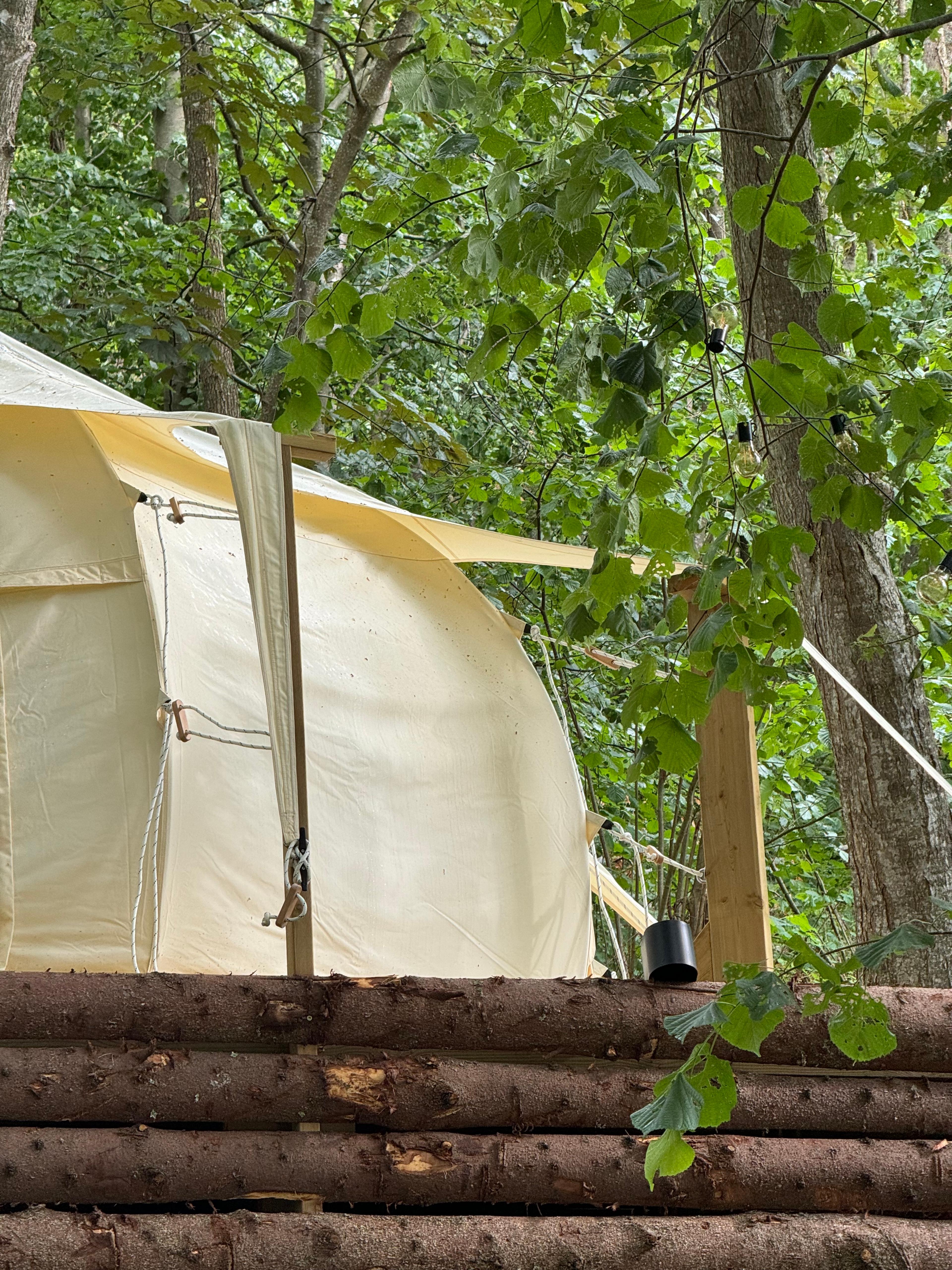 Luxurious and serene tent Höjden at Gränna Glamping