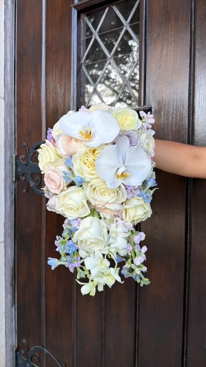 Wedding arch flowers designed for the Muñoz Hernandez celebration