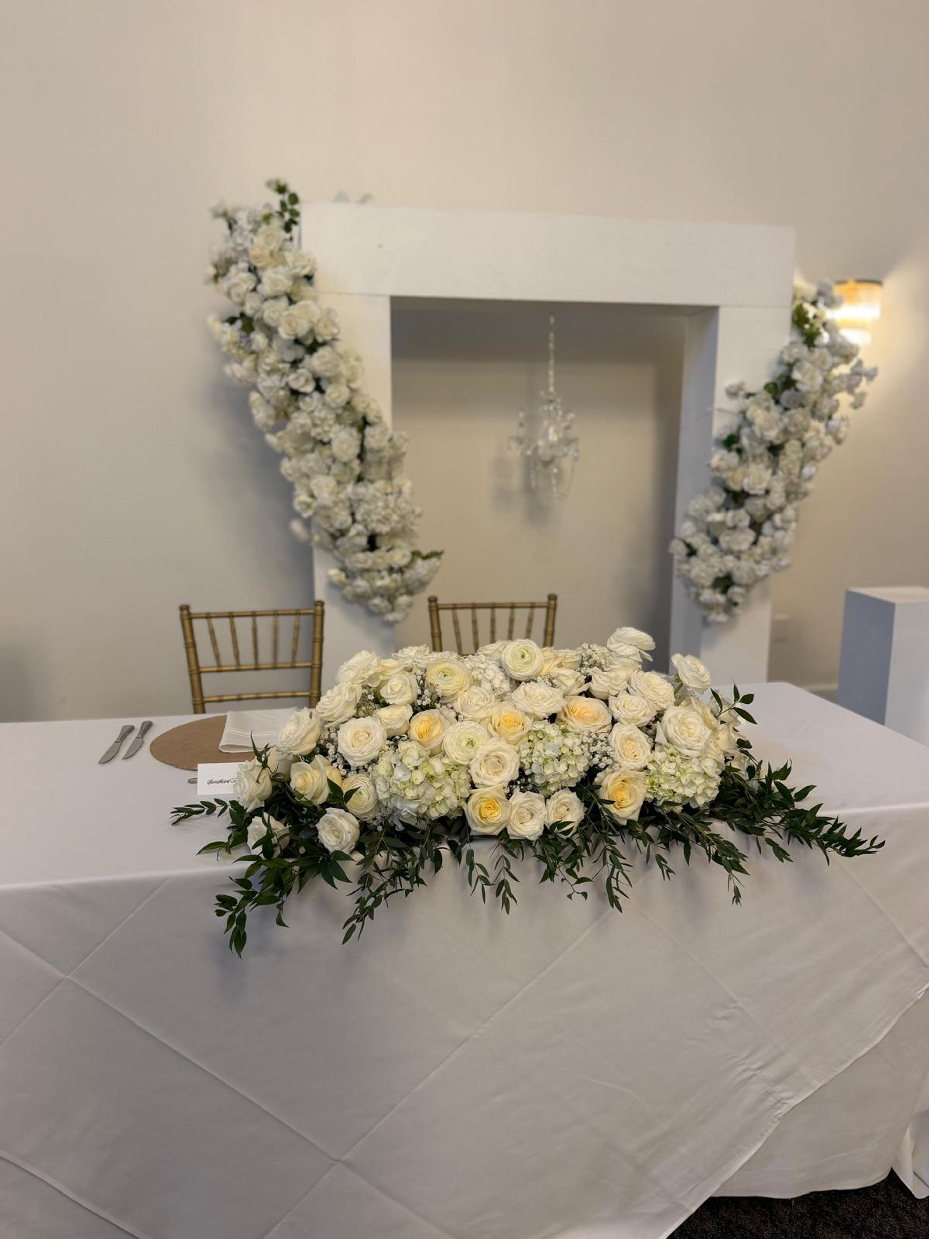 Patrick Wilson Wedding -All white, with a hint of ivory, sweetheart table arrangement