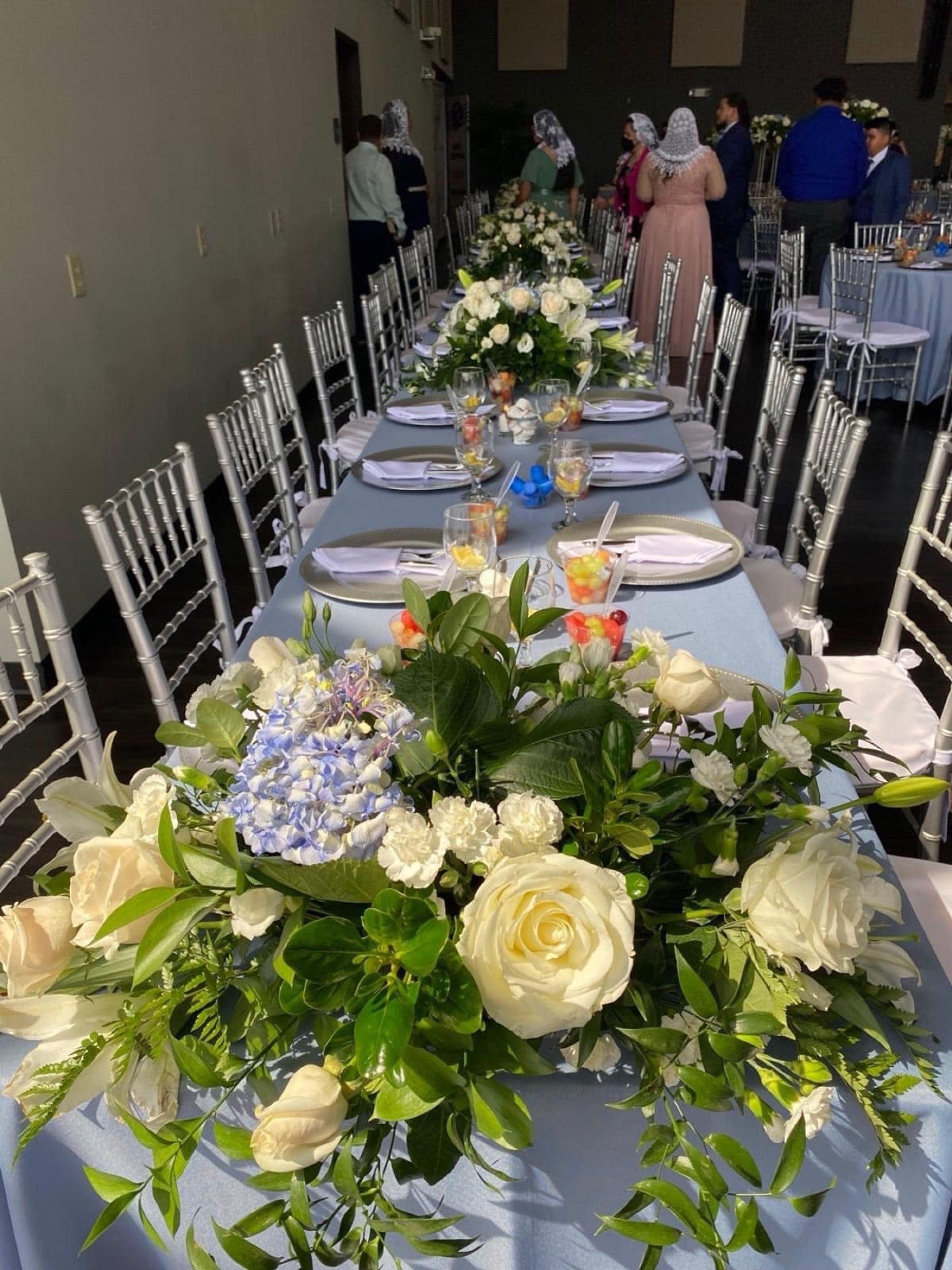 Floral table design at the Montano Flores wedding