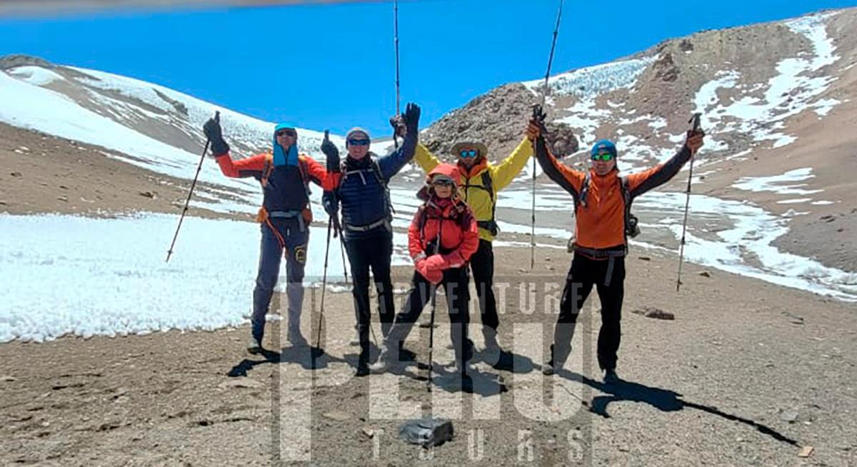 Adventure climbers onthe way up to summit of Chachani volcano (6070M)