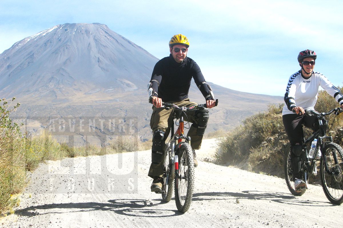 Biking at the countryside of Arequpa by PERU ADVENTURE TOURS.