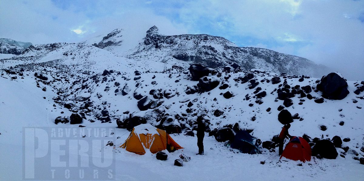 Camping at base camp og Coropuna 5400M by PERU ADVENTURE TOURS.