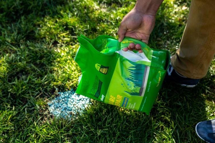Pouring with easy pour handle
